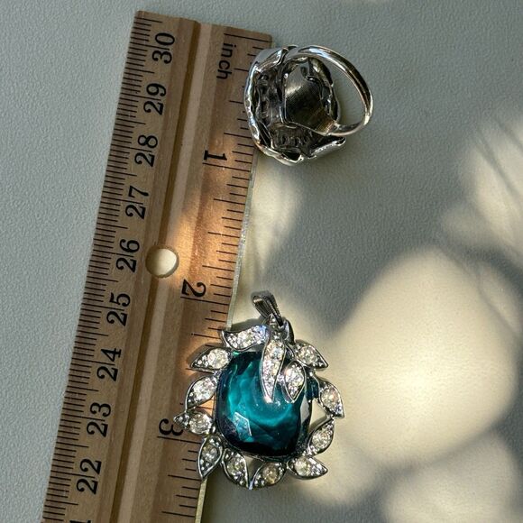 Sarah Coventry Vintage Emerald Green Glass Pendant and Adjustable Ring Set - Picture 7 of 7